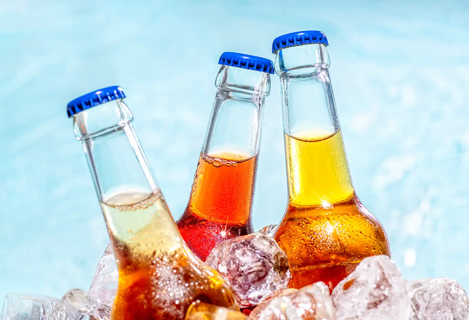 Produktfotografie von 3 Flaschen Limonade mit einem Pool im Hintergrund - Produktfoto-Service Klaus Ohlenschläger