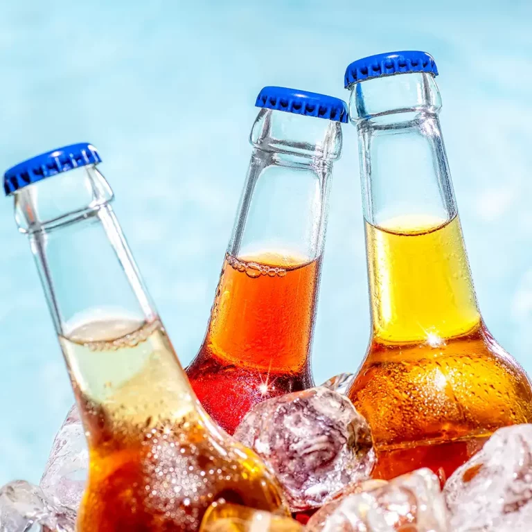 Produktfotografie von 3 Flaschen Limonade mit einem Pool im Hintergrund - Produktfoto-Service Klaus Ohlenschläger