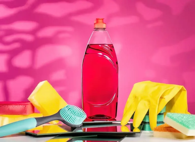Eine Plastikflasche mit Spülmittel und Accessoires wie Schwämme, Spülbürste und Kuststoffhandschuh. Studio für Produktfotografie Klaus Ohlenschlaeger, Frankfurt