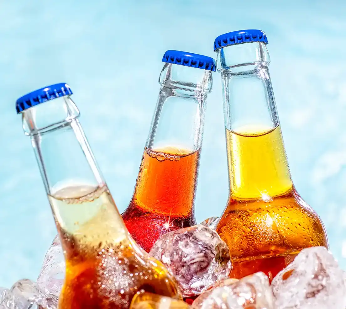 Produktfotografie von 3 Flaschen Limonade mit einem Pool im Hintergrund - Produktfoto-Service Klaus Ohlenschläger