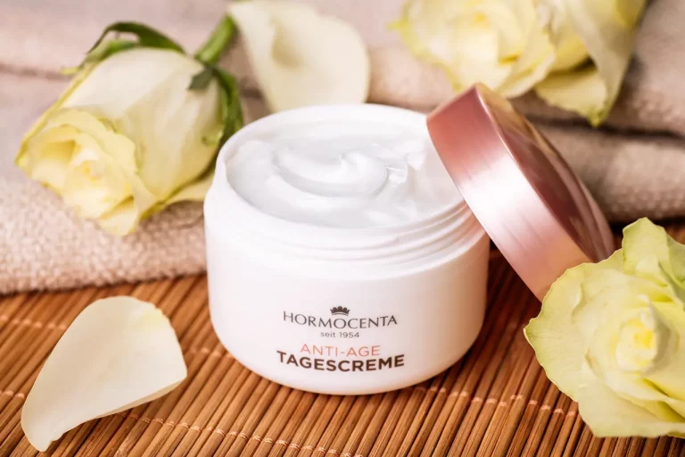 Moodbild einer Anti-Ageing Gesichtscreme mit Rosen - Produktfotografie Klaus Ohlenschläger