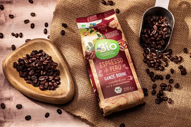 Produktaufnahme einer kleinen Tüte mit Kaffeebohnen mit stimmungsvollem Ambiente als Flatlay - Produktfoto-Service Klaus Ohlenschläger