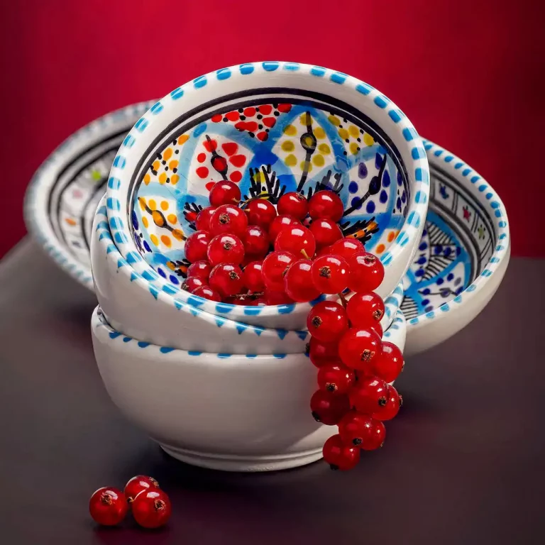 Produktfoto mit Keramikschalen und Johannisbeeren vor einem roten Hintergrund. Produktfotograf Klaus Ohlenschläger