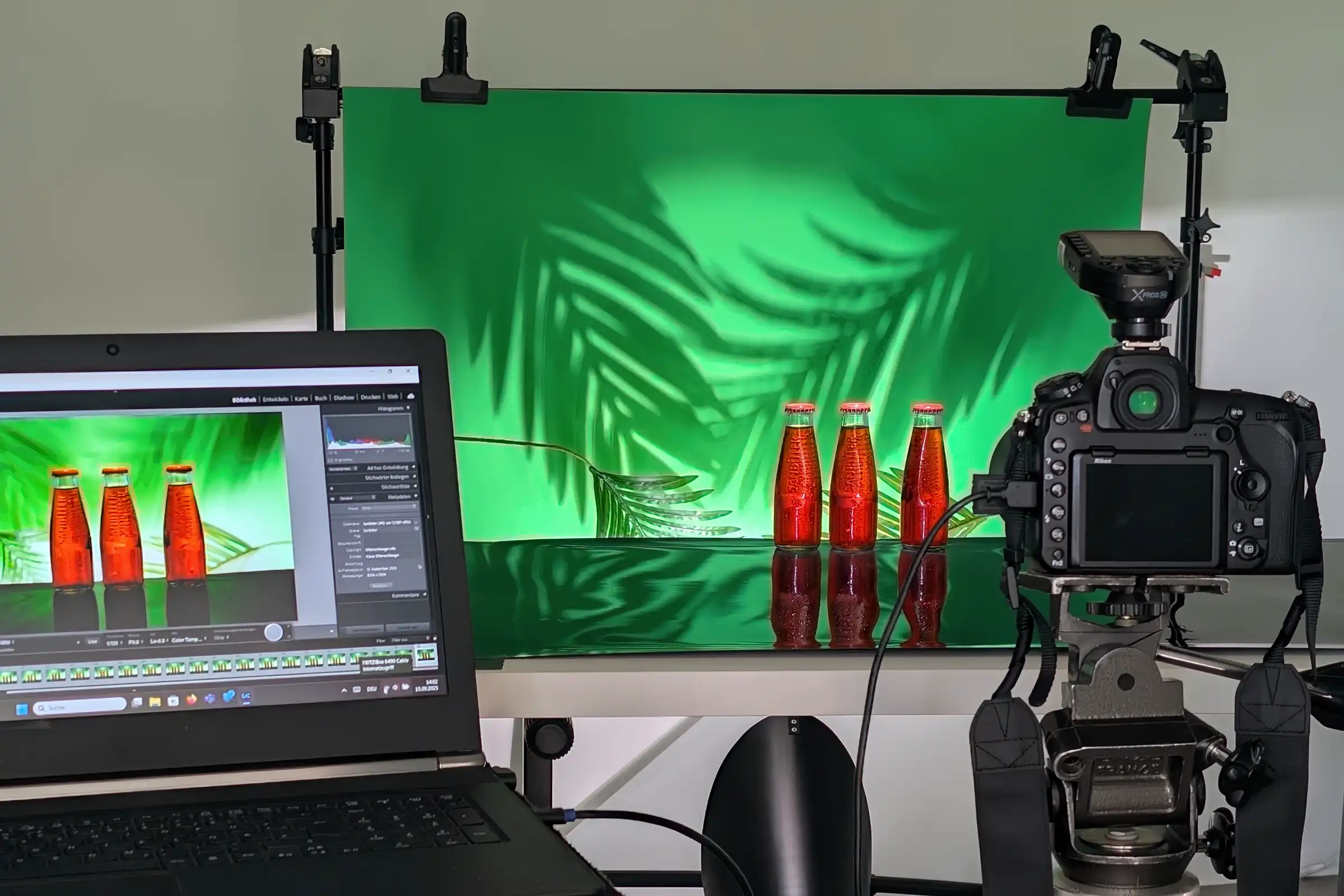 Set-Aufbau mit Flaschen, Accessoires, Kamera, Studioblitz und Computer im Studio für Produktfotografie Klaus Ohlenschlaeger, Frankfurt