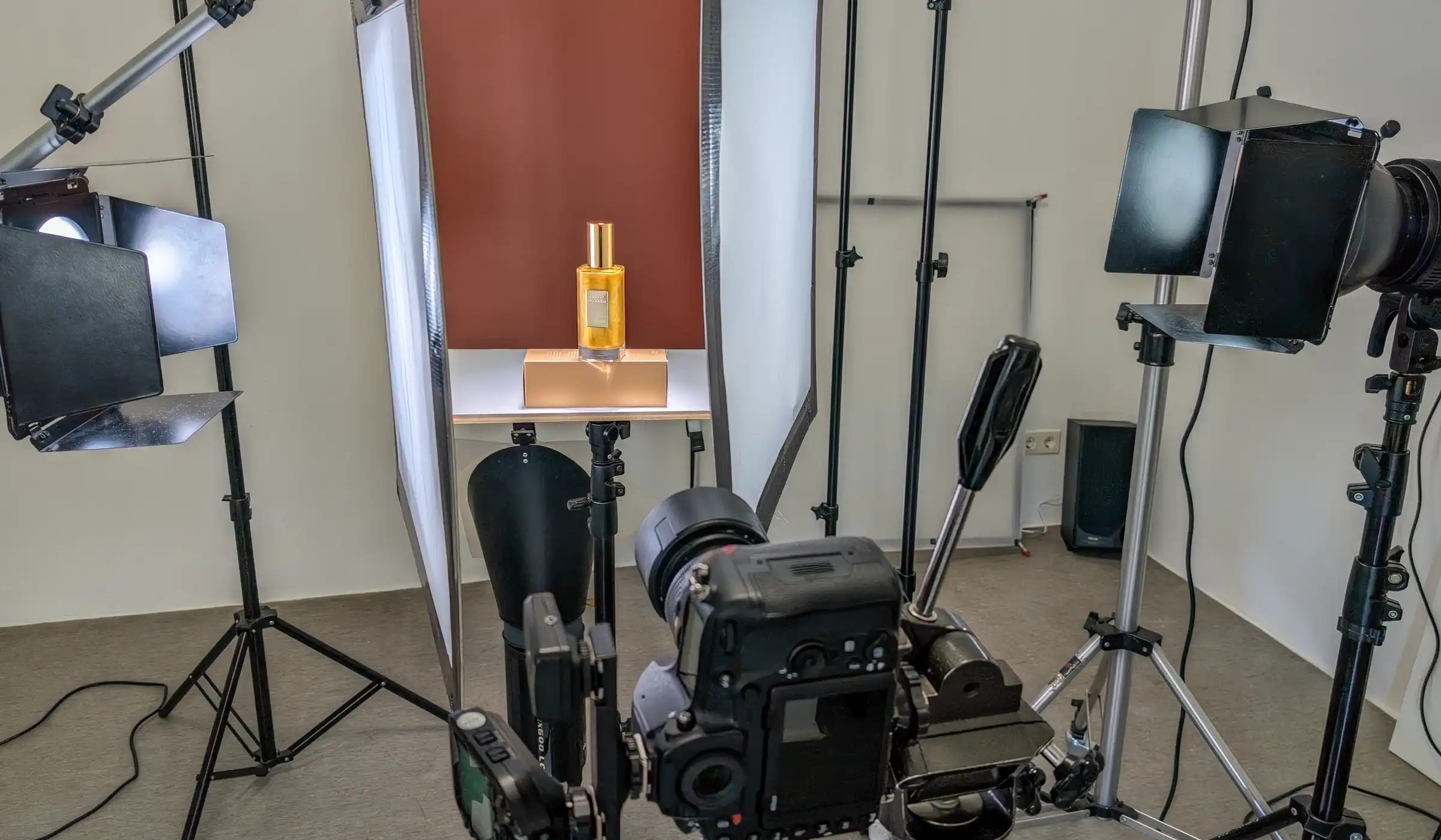Set-Aufbau im Fotostudio mit kamera, Blitzköpfen und Diffusionsfolie für das Produktfoto einer Kosmetikflasche. Studio für Produktfotografie Klaus Ohlenschläger