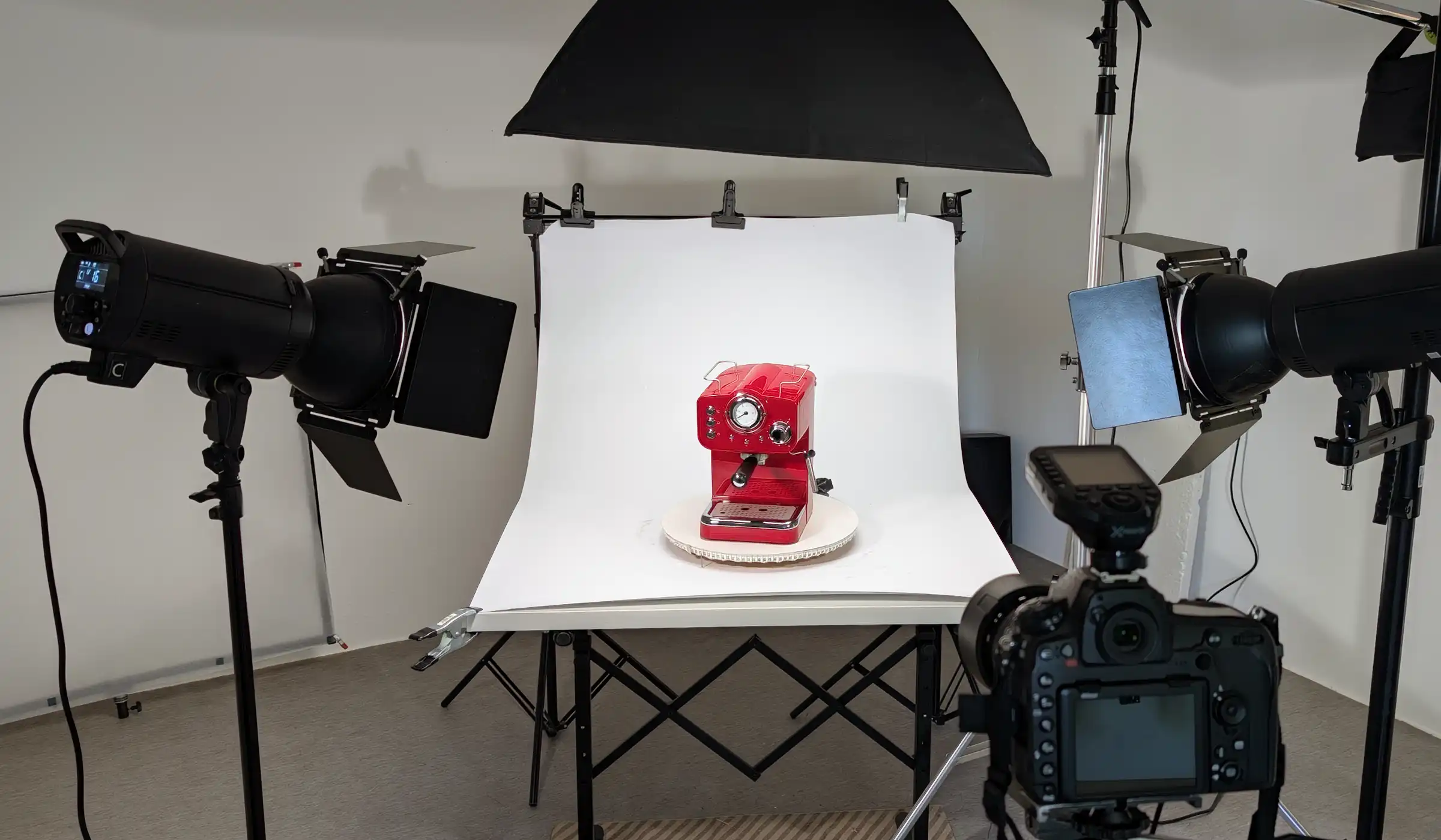 Set-Aufbau im Fotostudio mit einer roten Espressomaschine, Blitzköpfen und Kamera. Studio für Produktfotografie Klaus Ohlenschläger