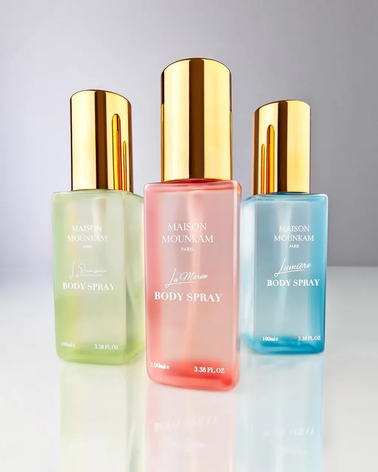 3 Flaschen Body-Spray in grün, rot und blau stehend nebeneinander. Ein kurzer Aufnahmeabstand sorgt für eine dynamische Perspektive. Studio für Produktfotografie Klaus Ohlenschläger