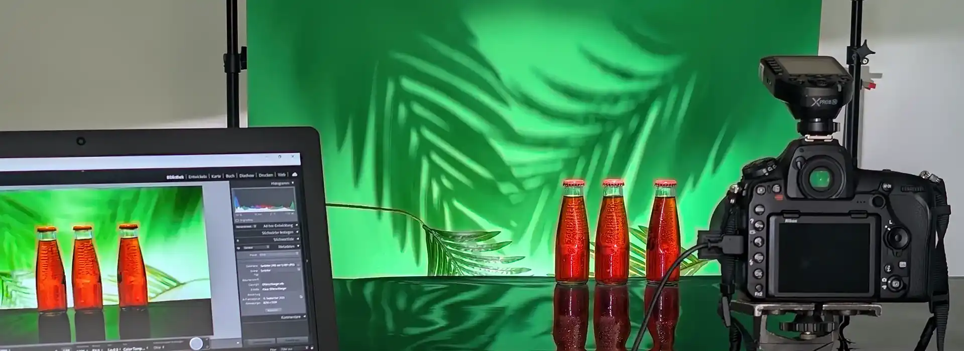 Set-Aufbau mit Flaschen, Accessoires, Kamera, Studioblitz und Computer im Studio für Produktfotografie Klaus Ohlenschlaeger, Frankfurt