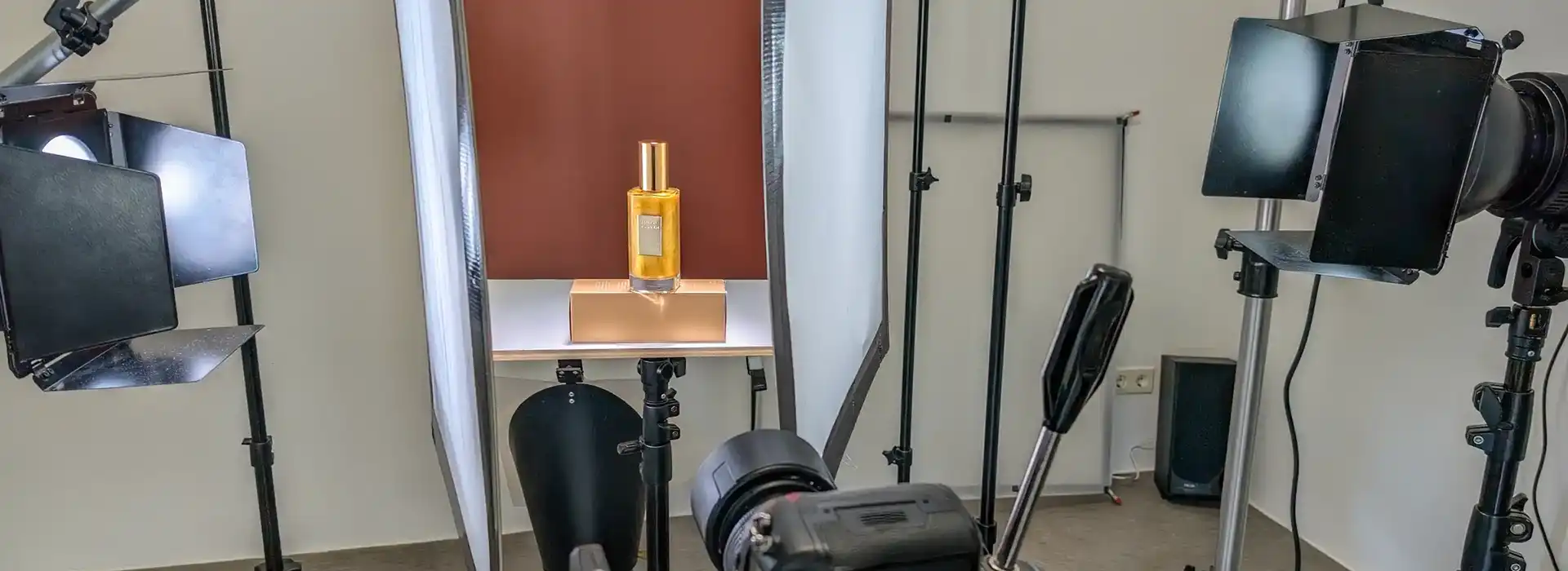 Set-Aufbau im Fotostudio mit kamera, Blitzköpfen und Diffusionsfolie für das Produktfoto einer Kosmetikflasche. Studio für Produktfotografie Klaus Ohlenschläger