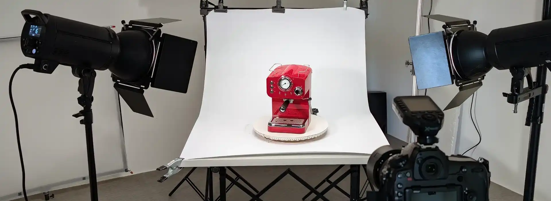 Set-Aufbau im Fotostudio mit einer roten Espressomaschine, Blitzköpfen und Kamera. Studio für Produktfotografie Klaus Ohlenschläger