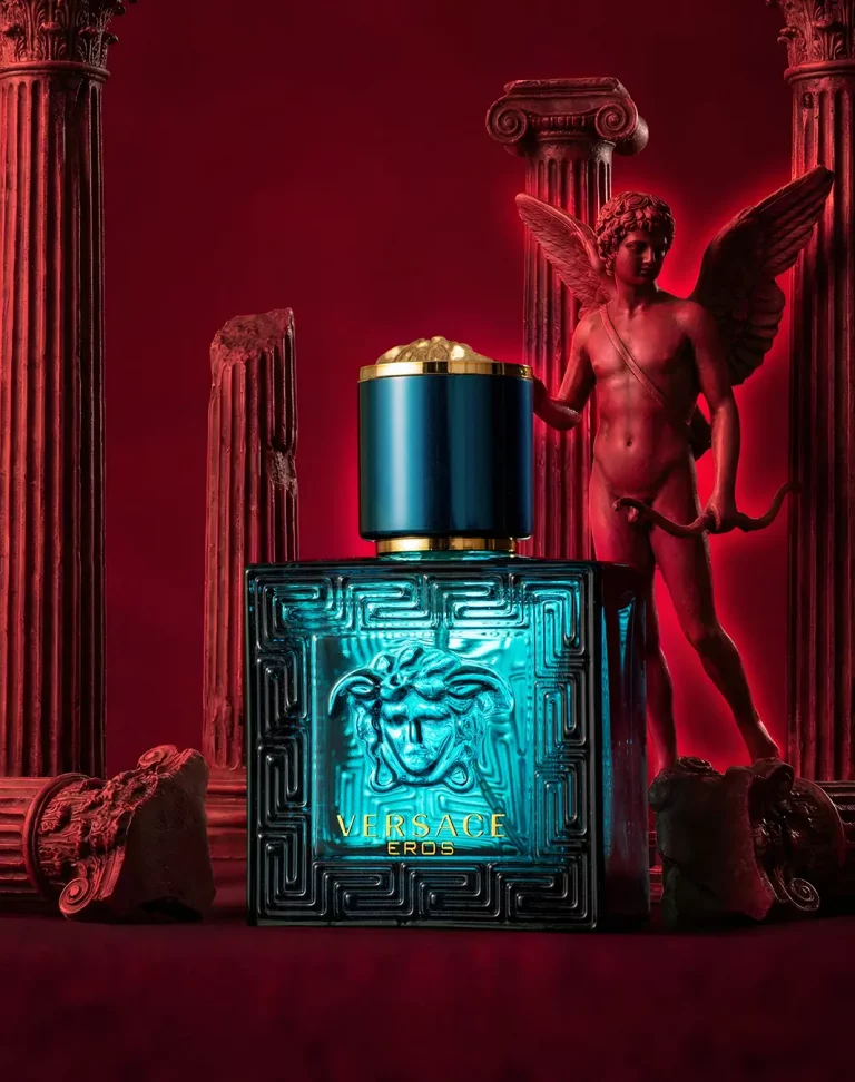 Eines Flasche Versace Eros Eau de Parfum mit griechischen Säulen und einer Skulptur des Gottes Eros im roten Hintergrund. KI generierter Hintergrund. Studio für Produktfotografie, Klaus Ohlenschläger