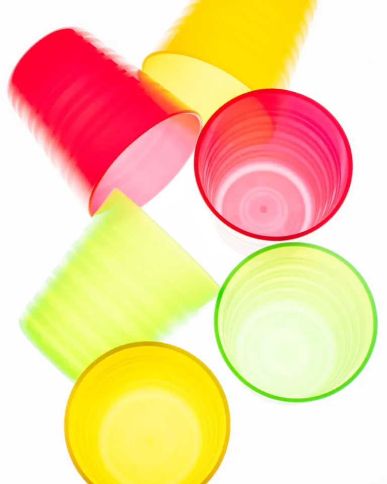 Plastikbecher in Rot, Grün und Gelb als Nahaufnahme in der Aufsicht im Durchlicht. Produktfotografie Klaus Ohlenschläger, Frankfurt-Kronberg