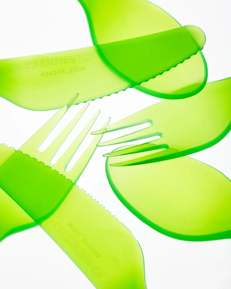 Plastikbesteck in Grün als Nahaufnahme in der Aufsicht im Durchlicht. Produktfotografie Klaus Ohlenschläger, Frankfurt-Kronberg