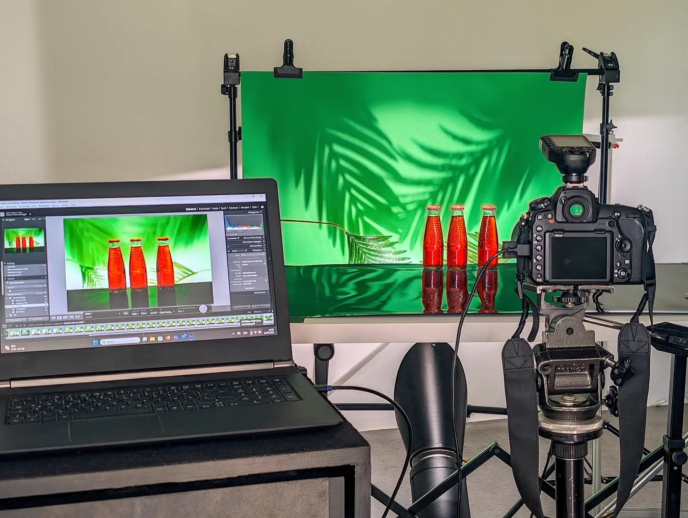 Set-Aufbau mit Flaschen, Accessoires, Kamera, Studioblitz und Computer im Studio für Produktfotografie Klaus Ohlenschlaeger, Frankfurt